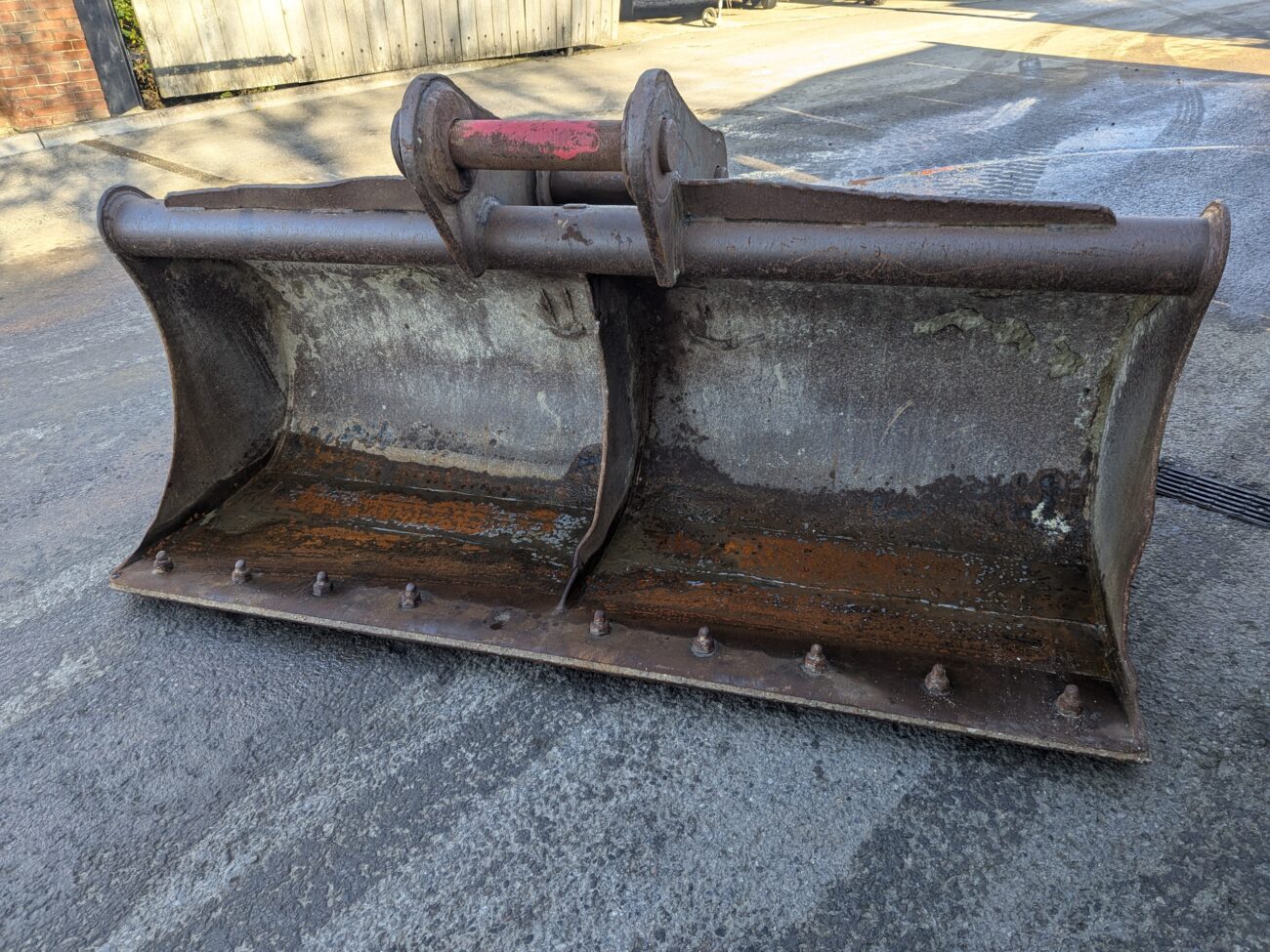 GRADING BUCKET 2.1M £995 +VAT – Howard and Sons